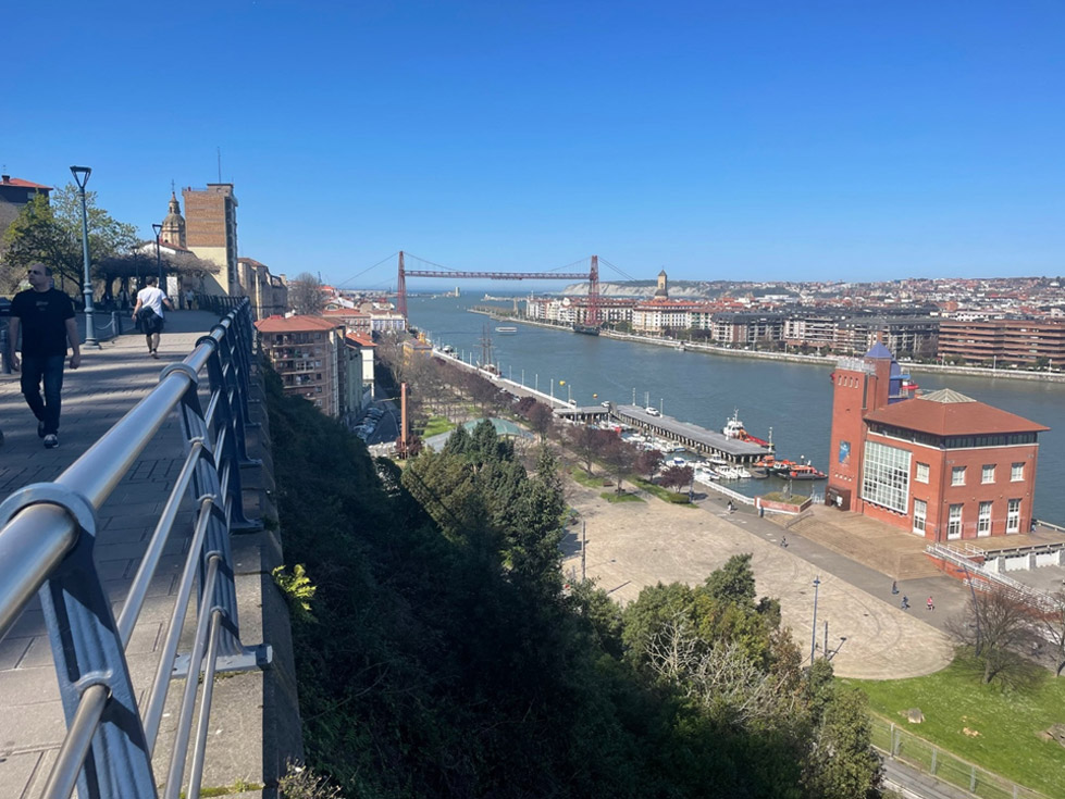 背景中的維茲卡亞橋